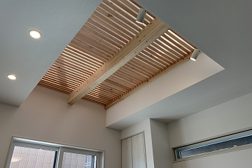 吹き抜け　リビング　格子